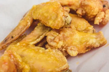 Alitas de pollo asadas a la parrilla con glaseado de cítricos.