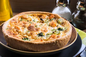 Una quiche de salmón ahumado y brócoli, estilo rústico.