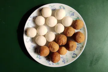 Un plato con bolitas de coco, narikol laru, hachas con azúcar blanco y azúcar moreno.