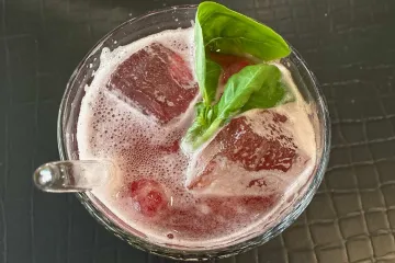 Limonada de frambuesa e hibisco al estilo alemán.