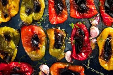 Pimientos de varios colores asados y aromatizados con ajo y hierbas.