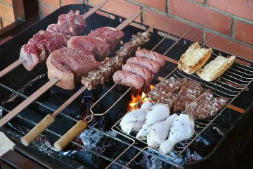 Carne adoabada en la barbacoa.