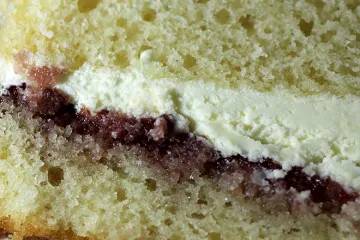 Bizcocho esponjoso relleno de crema y mermelada.