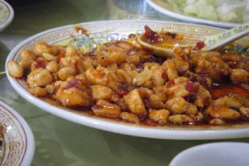 Comida china en la mesa.