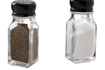 Salero y pimentero.