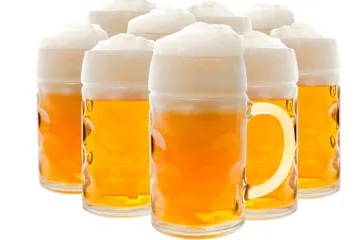 Varias jarras de cerveza.