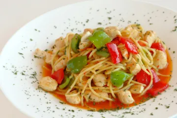 Sencillo plato de pasta con almejas y pimientos.