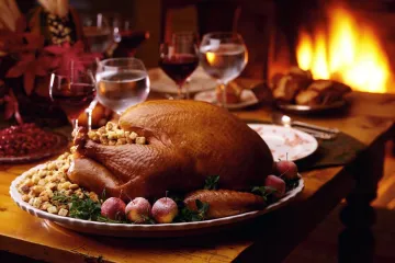Pavo asado con todas sus guarniciones para una comida de fiesta.