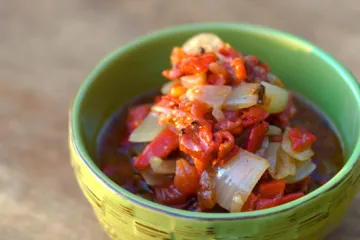 Recipiente con salsa mexicana.