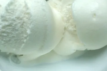 Dos bolas de sorbete de limón.