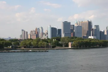 Vista de Battery Park, Nueva York desde el mar.
