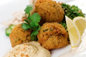 Pan pita con falafel y humus.