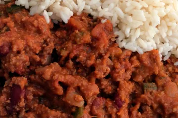 Detalle de chile con carne servido con arroz blanco.
