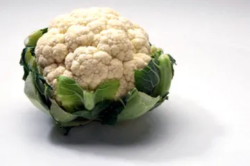 Una coliflor fresca, entera.