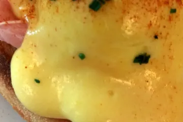 Salsa holandesa en huevos a la benedictina.