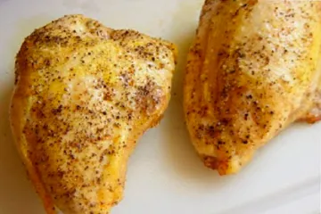 Dos pechugas de pollo asadas.