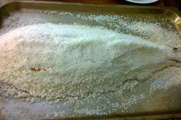 Lubina a la sal antes de romper la costra.