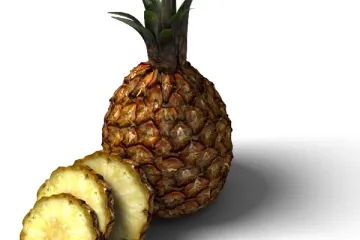 Una piña entera y rodajas.