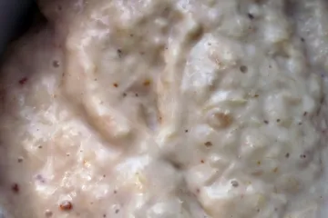 Un cuenco con salsa de rábano picante cremosa.