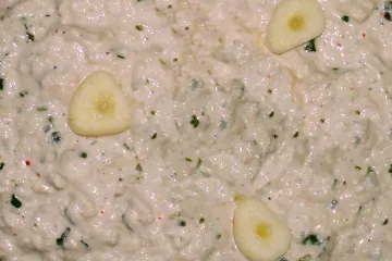 Detalle de una salsa tarator con tahini.