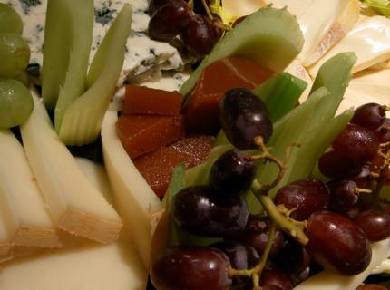 Bandeja de quesos mediterráneos y fruta.