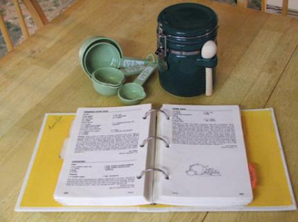 Libro de recetas caseras y cucharas para medir.