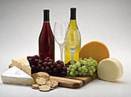 Brie, otros quesos franceses y botelllas de vino.