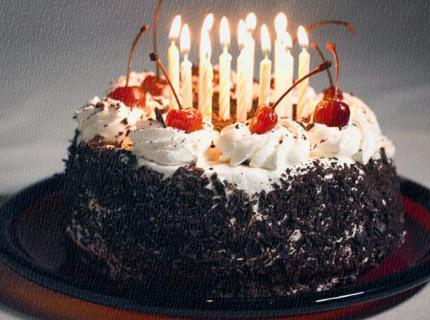 Una tarta de cumpleaños con velitas.