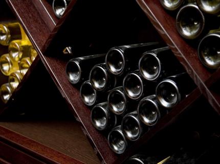 Botellas de vino en las estanterías de una bodega