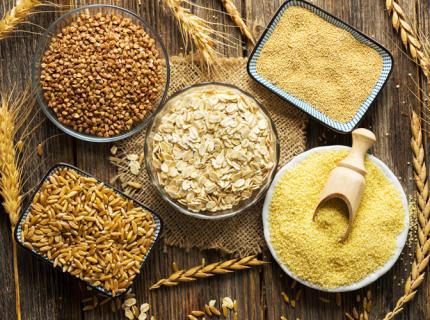 Selección de cereales y productos derivados, incluyendo trigo, copos de avena, semolina y cuscús.