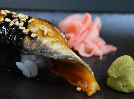 Sushi de anguila servido con wasabi y gengibre encurtido.