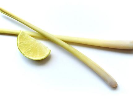 Dos tallos de hierba de limón.