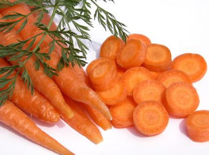Ramo de zanahorias y rodajas de zanahoria.