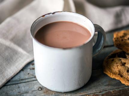 Una taza con chocolate caliente.