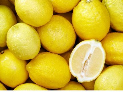 Limones enteros y un medio limón.