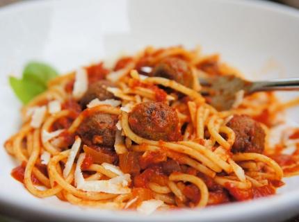 Un plato con espagueti con salsa de tomate y albóndigas de gusanos.