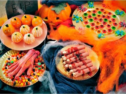 Mesa de halloween con platos terroríficos.