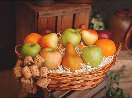 Una cesta de regalo con fruta, un regalo saludable.