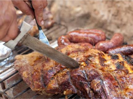 Como es normal en un país productor de carne, la barbacoa es popular en Argentina.