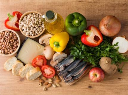 Una selección de ingredientes típicos de la dieta mediterránea incluyendo pescado, legumbres y frutos secos.