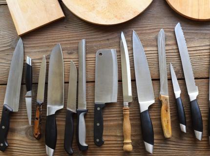Una selección de cuchillos de cocina de varios tipos.