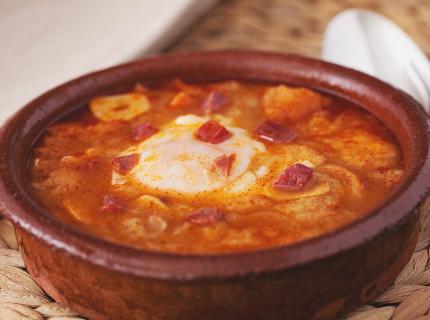 Sopa castellana, una sopa de ajo con pimentón, jamón serrano y huevo.