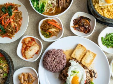 Una mesa con varios platos coreanos.