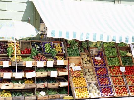 Tienda o mercado uruguayo con comida en la calle.