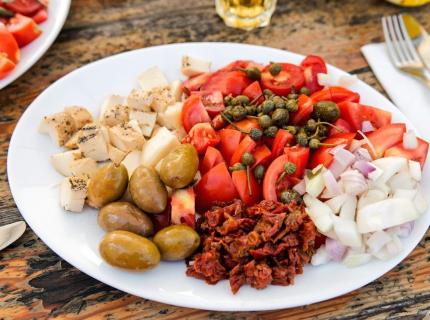 Plato típico de la cocina maltesa con queso, tomate, alcaparras, aceitunas y cebolla.