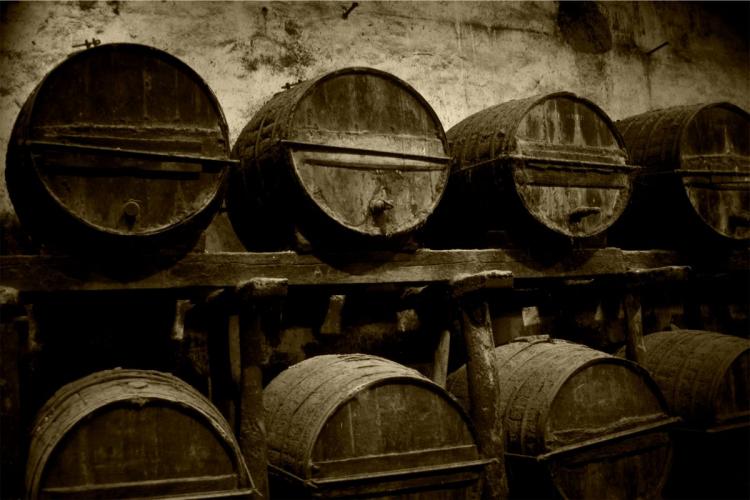 Viejos barriles de vino de Jerez.