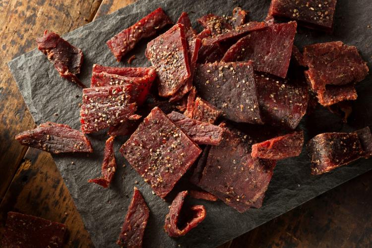 Carne seca al estilo norteamericano, o beef jerky, a la pimienta.