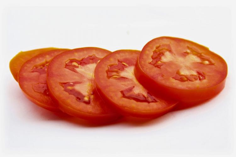 Rodajas de tomate.
