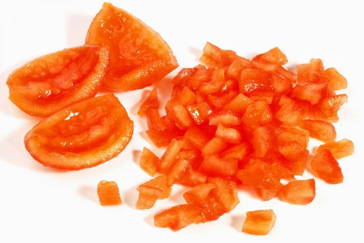 Cuartos de tomate, pelados y sin semillas, con tomate concasé.