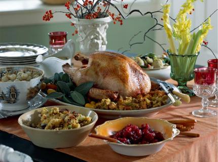 Comida y mesa puesta para el día de Acción de Gracias.